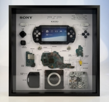 Sony PSP 1000 PlayStation Portable, rámeček s rozebranou retro konzolí