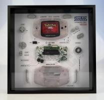 Nintendo Gameboy Advance, rámeček s rozebranou retro konzolí