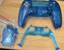 Náhradní skořepina pro ovladač PS5 DualSense - průhledná modrá (PS5) Náhradní skořepina pro ovladač PS5 DualSense - průhledná modrá (PS5)