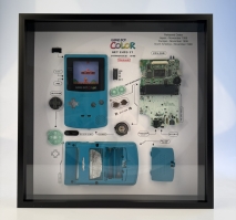 Nintendo Gameboy Color, rámeček s rozebranou retro konzolí