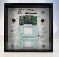 Nintendo DS Lite, rámeček s rozebranou retro konzolí